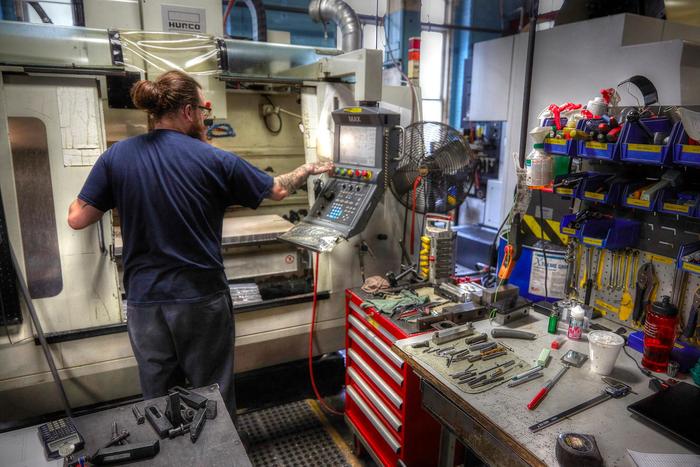 图3计算机数控机床编程对个人技能和时间要求较高。如果是生产非金属部件，则建议采用高聚物3D打印法制作原型或生产工具，不仅能够节省时间，还可以降低成本