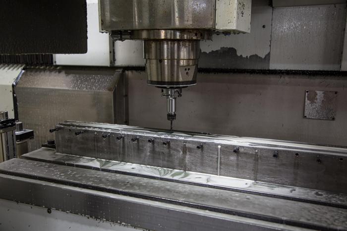 Bertsche XiMill 加工中心主要负责针杆钻孔。