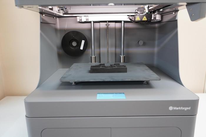 图1为了解决定制固定装置交付周期长、成本高等问题，PMP购买了一台Markforged X7 3D打印机