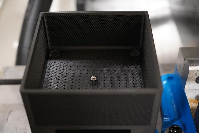 图2 PMP是一家17-4不锈钢医疗器械的大批量供应商。这种医疗器械尺寸很小，不足十分之一英寸，两侧轮廓明显