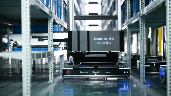 极智嘉RS5货箱机器人负责高位存取商品，送至底部缓存位与P40进行接力