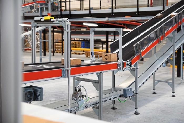 图2 模块化设计的高速分拣机确保了可以快速、简便的设备组装，允许按照用户要求配置成量身定制的物资拣选配货解决方案，还允许配置成倾斜上升的和下降的包裹输送带