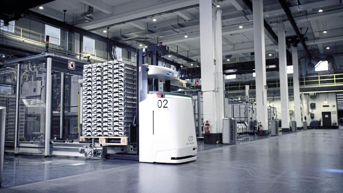 图1 Sinit塑料生产厂中使用的EK Robotics系列AGV极大地提高了企业内部物流的运输效率