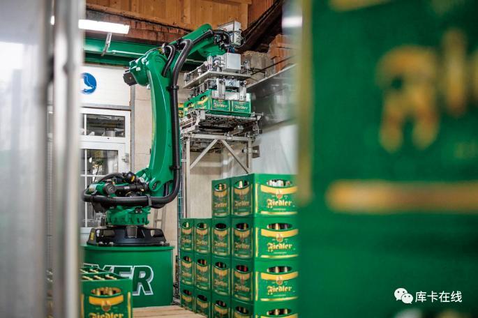 图6     在 Fiedler啤酒厂，机器人的夹爪一次可以抓取最多四个啤酒箱 拷贝