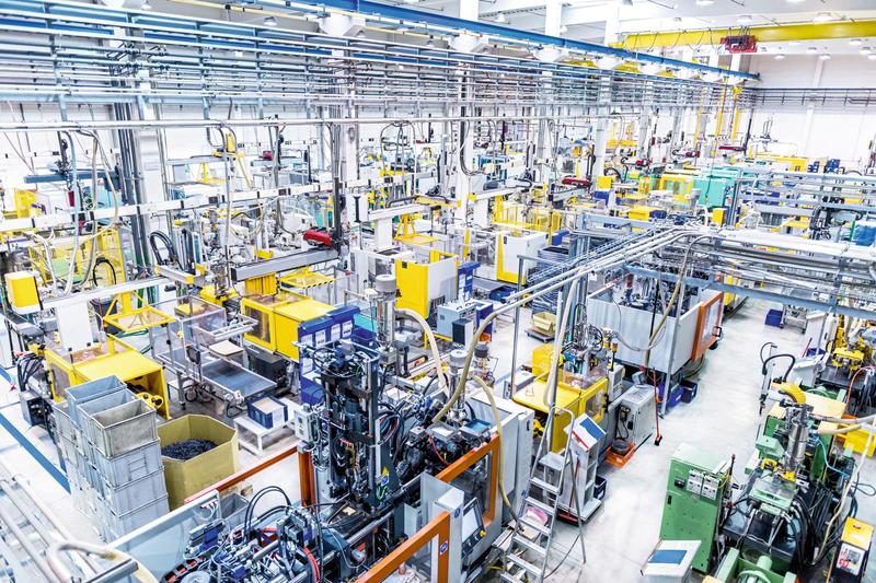 Fabrik-mit-automatisierten-Maschinen-Roboter-iStock-937250764_${0116649401}