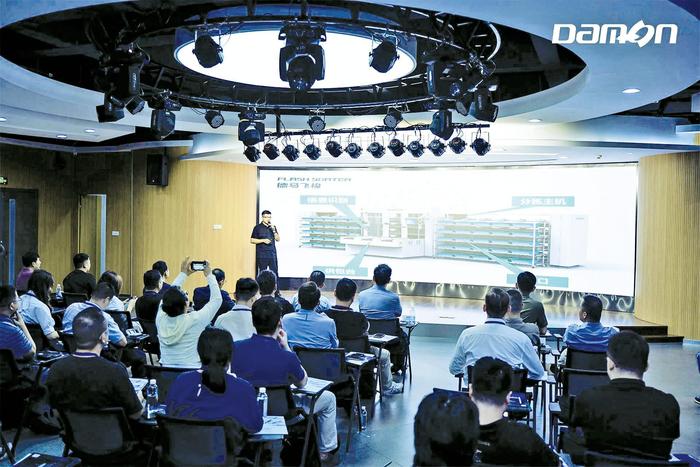 图1 德马飞梭智能播种机器人新品发布会现场