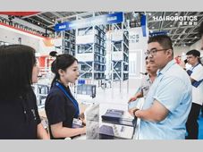 仓储机器人新突破？海柔“闪攀”引爆青岛物流展！