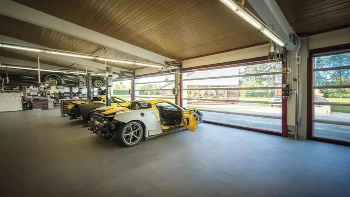 Bild 3 hubtor-spacelite-mit-echtglas-zur-perfekten-praesentation-der-italienischen-sportwagen-bei-novitec 拷贝 Bild 3 hubtor-spacelite-mit-echtglas-zur-perfekten-praesentation-der-italienischen-sportwagen-bei-novitec 拷贝