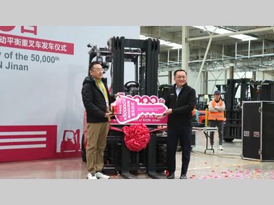 实力与信赖的双向奔赴 | 凯傲济南工厂第50000台电动平衡重叉车成功发车
