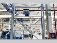 破解注塑产线物流难题！EMS空中穿梭车立体化运输为紧凑车间提效升级