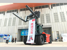 25吨林德高压锂电平衡重叉车重磅亮相第二十六届中国国际投资贸易洽谈会