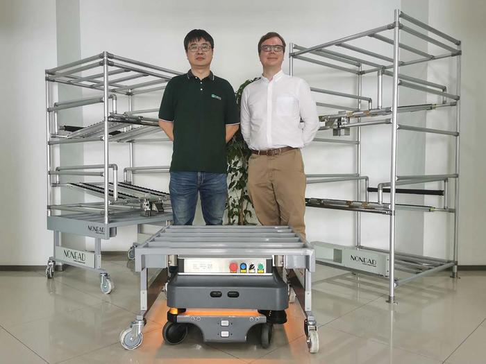 右：MiR移动机器人中国区总监袁亿米(Emil Hauch Jensen) 左：拓德科技项目经理柯杨 - 副本