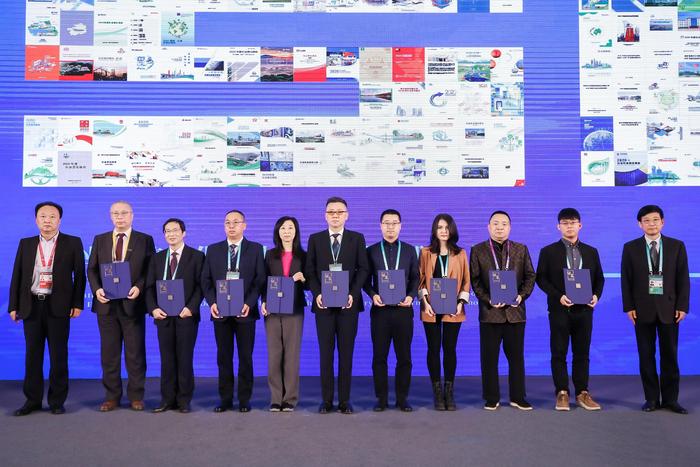 图二：台达中国大陆可持续发展委员会执行主席吴美慧（左五）受邀参与论坛并领取评级证书