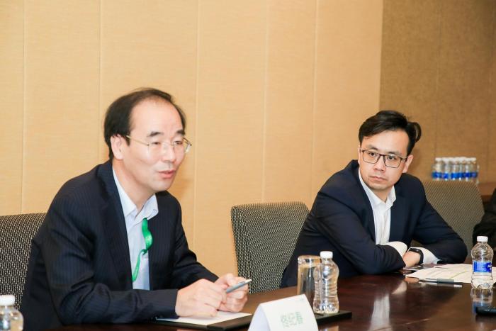 施耐德电气工业自动化中国区过程自动化业务总经理乔锃（右）