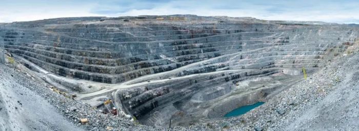 令人震撼的Aitik露天铜矿俯视图
