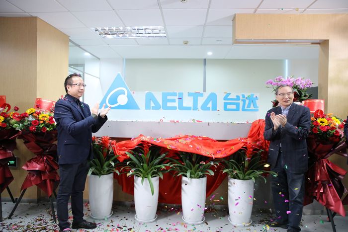 中国电源学会名誉理事长浙江大学电气工程学院徐德鸿教授（右）、台达中国大陆人资长廖哲彦（左）共同为台达杭州设计中心新办公区揭幕。