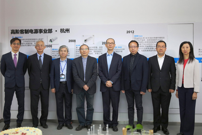 浙江大学徐德鸿教授（左四）、浙江网新汇盈信息科技有限公司总经理吴晓农（右四）、台达上海暨杭州电力电子设计中心主任章进法博士（左三）、台达中国大陆人资长廖哲彦（右三），以及台达行政、公共事务及研发相关部门主管等出席揭幕仪式