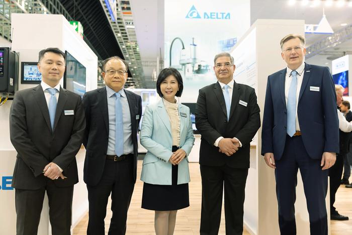 台达首席品牌官郭珊珊（中）、EMEA总裁暨总经理Dalip Sharma（右二）、EMEA能源基础设施资深总监Vincent Lin（左一）、EMEA工业自动化副总裁Tim Lee（左二）、台达EMEA德语区工业自动化副总监Roetger Sander于台达展位合照