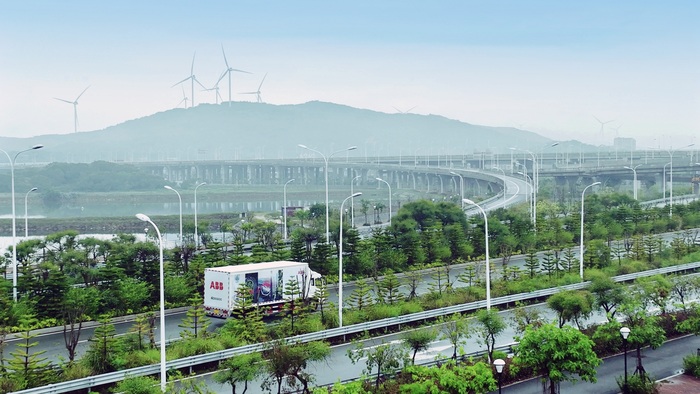 ABB电气展车在路上