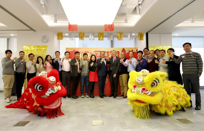 图4：赛灵思公司高层、北京团队负责人、员工代表及嘉宾共同庆祝赛灵思北京入驻新址