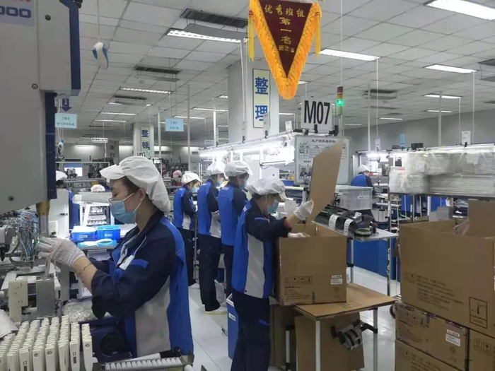 生产车间，忙碌在生产一线的工人们