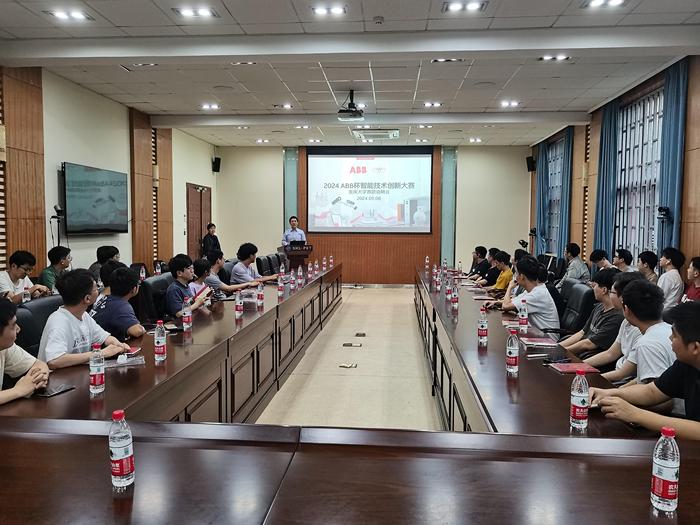 9-5月13日重庆大学宣讲照片-Hongwei