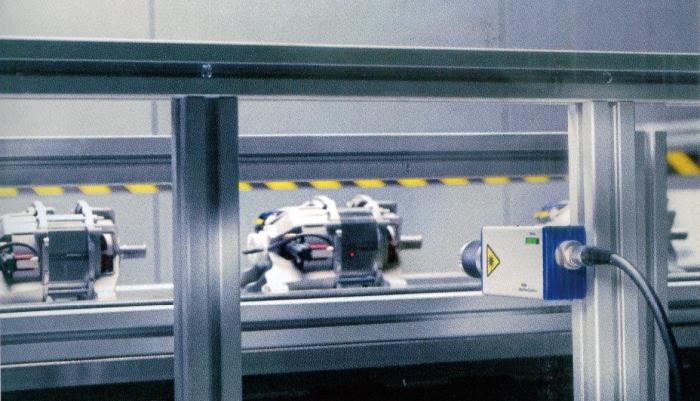 图2  生产过程中，Vibroflex Compact激光振动测量仪正在测量狭窄空间中的振动