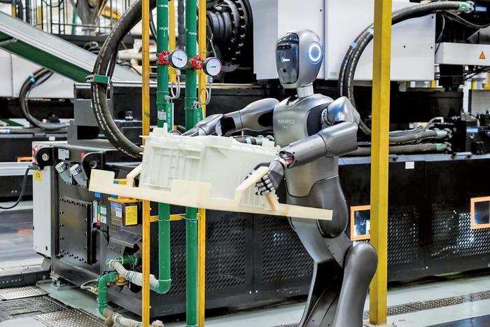 美的集团人形机器人创新中心自主研发的人形机器人“美罗” 美的集团人形机器人创新中心自主研发的人形机器人“美罗”