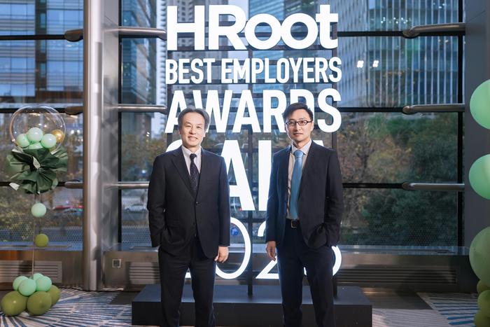 台达全球人资长陈启祯(左)与台达中国人资长吴育豪(右)共同出席HRoot颁奖典礼 台达全球人资长陈启祯(左)与台达中国人资长吴育豪(右)共同出席HRoot颁奖典礼
