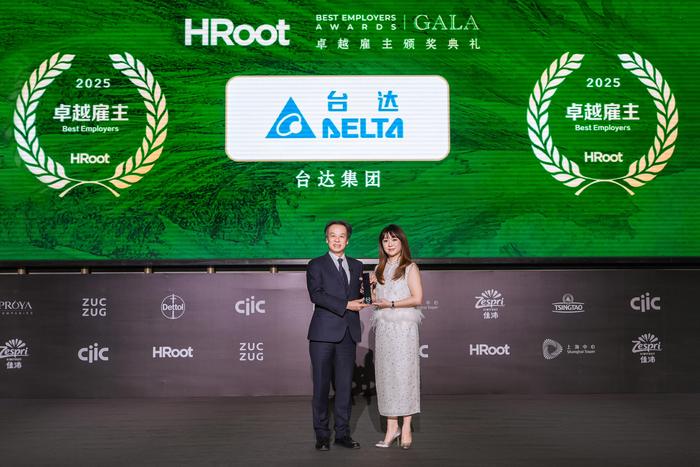 台达从900多家企业中脱颖而出,四度蝉联HRoot“卓越雇主”,HRoot执行主编管怡静(右)为台达颁奖,台达全球人资长陈启祯(左)上台领奖并发表获奖感言 台达从900多家企业中脱颖而出,四度蝉联HRoot“卓越雇主”,HRoot执行主编管怡静(右)为台达颁奖,台达全球人资长陈启祯(左)上台领奖并发表获奖感言