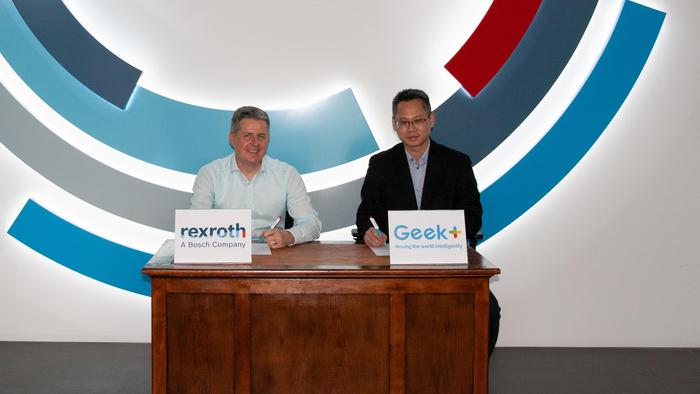 02_博世力士乐与极智嘉（Geek ）签约仪式成功举办，图为博世力士乐内部物流机器人项目总监Jörg Heckel (左）与极智嘉欧洲大区副总裁张剑（右）