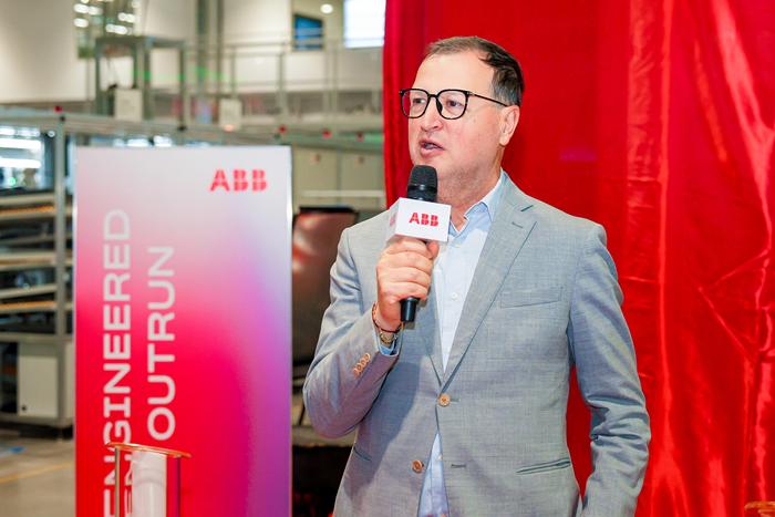 ABB电气智慧电力亚洲区高级副总裁施世杰(Sergio Silvestri) ABB电气智慧电力亚洲区高级副总裁施世杰(Sergio Silvestri)