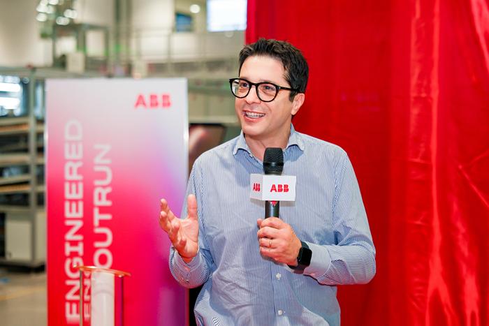 ABB电气智慧电力全球总裁马思(Massimiliano Cifalitti) ABB电气智慧电力全球总裁马思(Massimiliano Cifalitti)