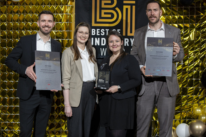 荣耀时刻：凭借 e-skin flat 产品，igus 在“2025 年度行业最佳奖”的电池研发与生产类别中斩获殊荣。此外，igus 凭借用于车道调整的 Apiro 模块化齿轮箱系统，成功入围模块化机械概念类奖项决赛名单。（资料来源：Vogel Communications Group GmbH & Co. KG）