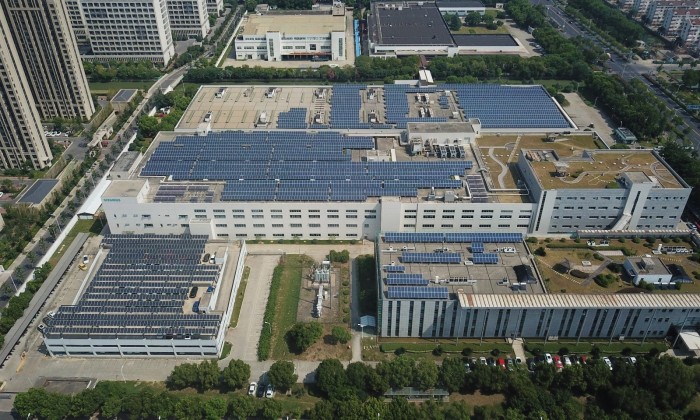 苏州西门子电器有限公司（SEAL）的工厂屋顶光伏总装机容量1.24兆瓦，平均发电效率达84.5%，每年为工厂减少碳排放约1220吨。