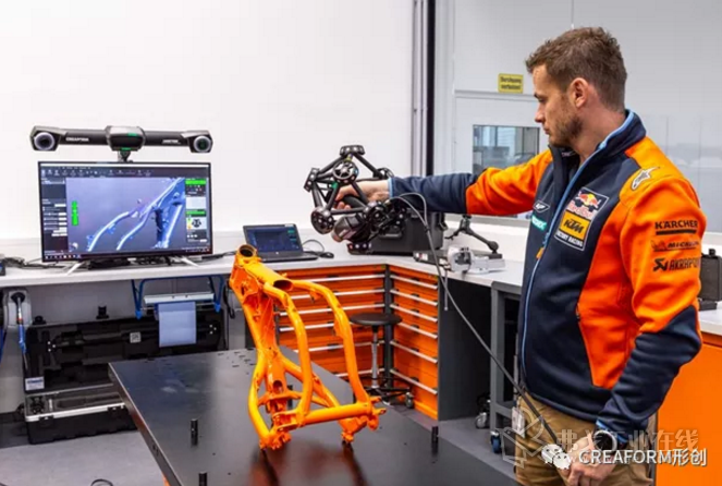 Motorsport 质量控制员 Christian Schwarz 负责执行摩托车车架的 3D 扫描