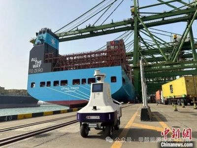 全球第二艘大型甲醇动力集装箱船靠泊天津