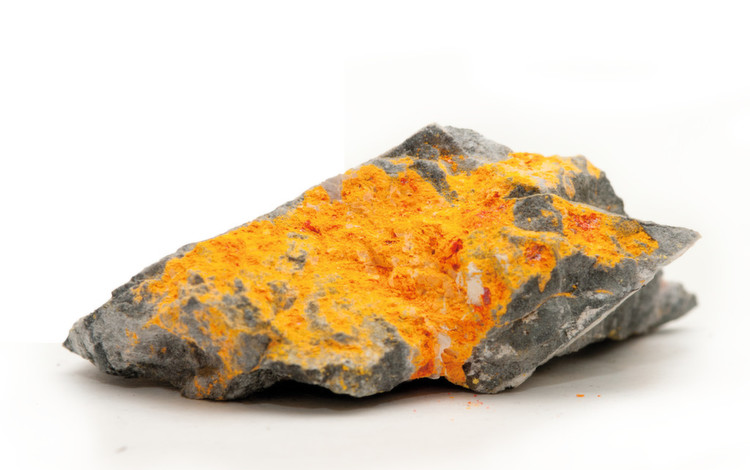图1b：在自然界中通常不会以纯净形式找到砷。常见的化合物是雄黄（As4S4），这里是辉锑矿和花岗岩的基质。