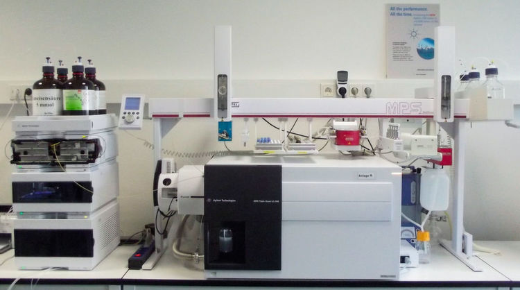 安捷伦科技公司的Agilent 1290 HPLC和6495三重串联四极杆质谱仪组成的LC / MS系统